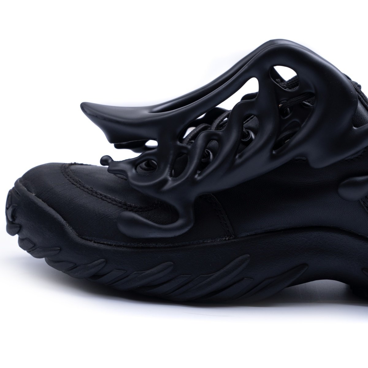 顛覆鞋履結構！INCODER 推出 3D 外骨骼鞋飾，重新定義足上配件美學！