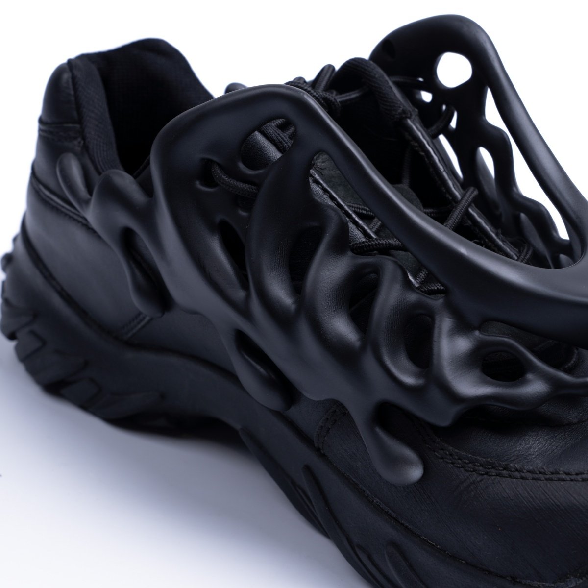 顛覆鞋履結構！INCODER 推出 3D 外骨骼鞋飾，重新定義足上配件美學！