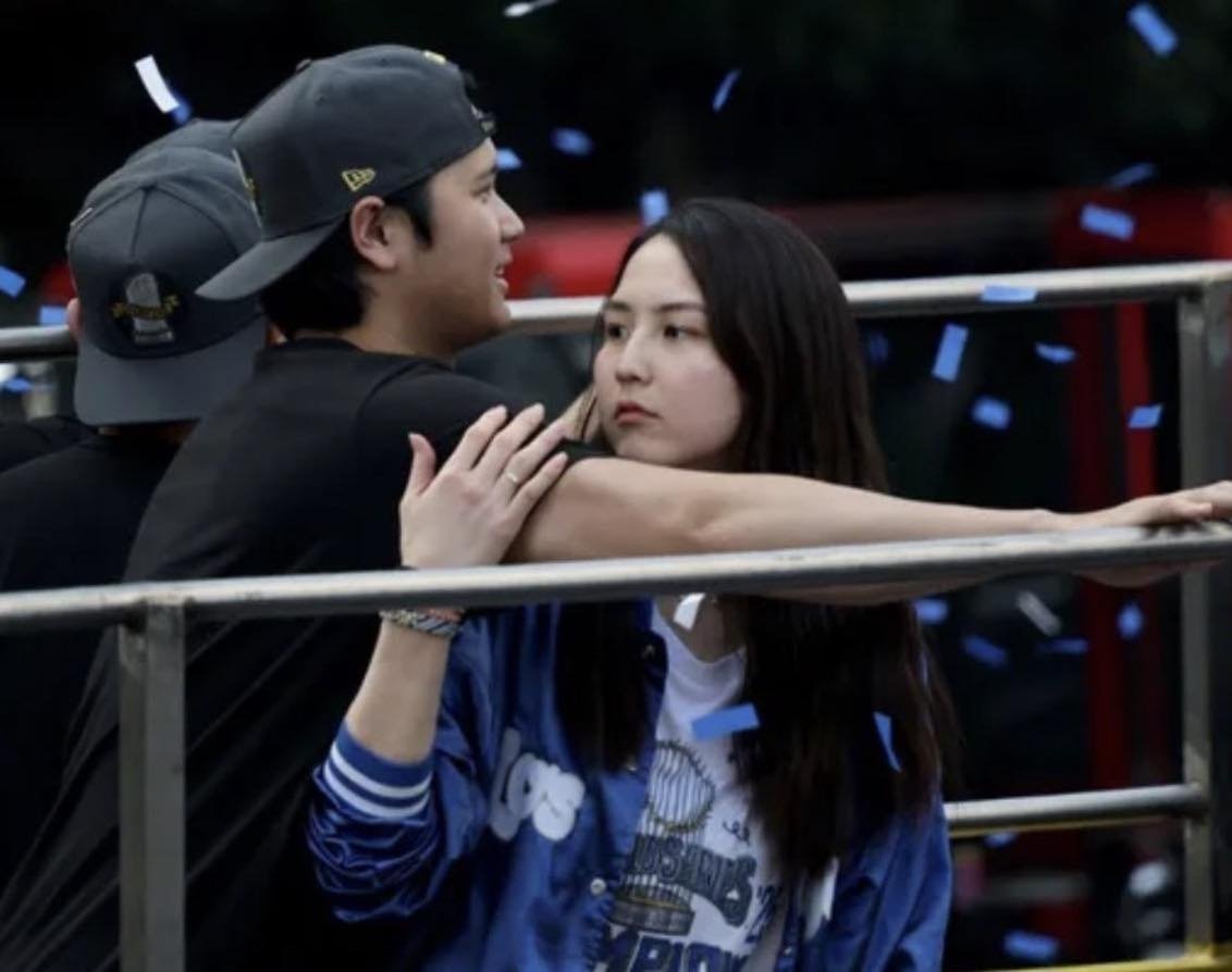 MLB／道奇奪冠遊行大谷翔平與真美子高調放閃！霸氣「臂咚」妻子引網暴動「根本拍電影！」