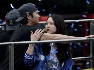 MLB／道奇奪冠遊行大谷翔平與真美子高調放閃！霸氣「臂咚」妻子引網暴動「根本拍電影！」