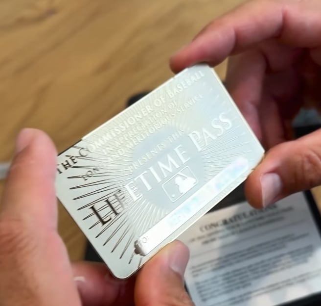 陳偉殷曬「MLB 白金卡」超狂福利曝光!終身免費看球、全台僅兩人有!