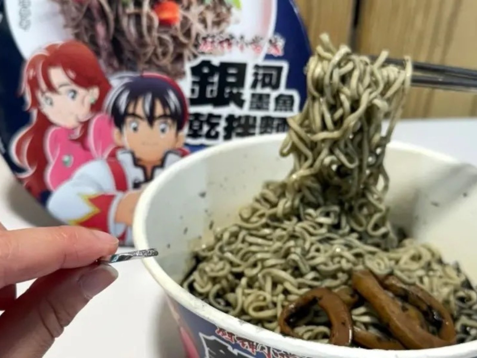 全家聯名《廚神小當家》推出「銀河墨魚乾拌麵」、「紅燒牛肉蒟蒻麵」！價格、哪裡買一次看！