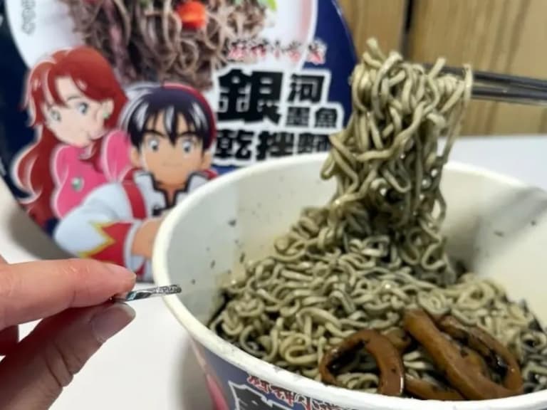 全家聯名《廚神小當家》推出「銀河墨魚乾拌麵」、「紅燒牛肉蒟蒻麵」！價格、哪裡買一次看！