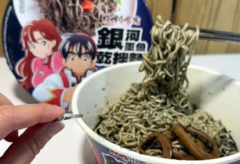 全家聯名《廚神小當家》推出「銀河墨魚乾拌麵」、「紅燒牛肉蒟蒻麵」！價格、哪裡買一次看！