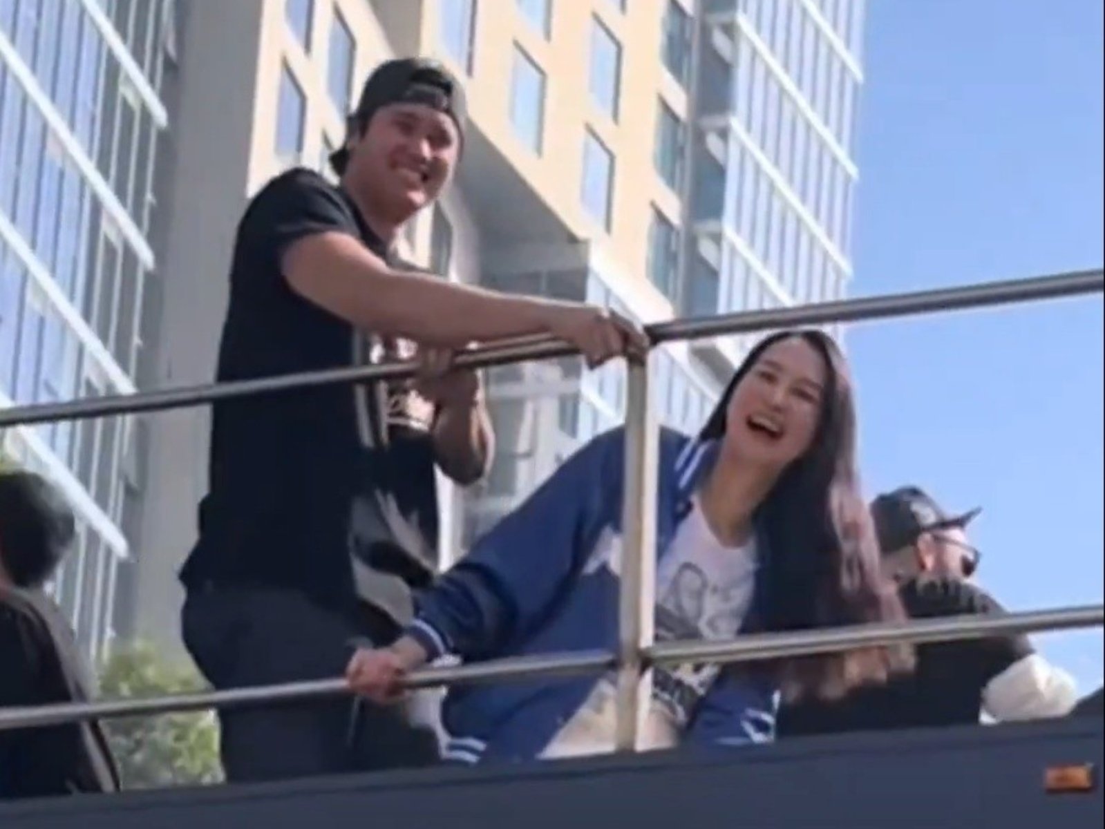 MLB／球迷高舉「大谷翔平娶我媽」牌子引熱議！真美子「爆笑反應」曝光！