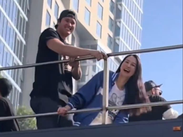 MLB／球迷高舉「大谷翔平娶我媽」牌子引熱議！真美子「爆笑反應」曝光！