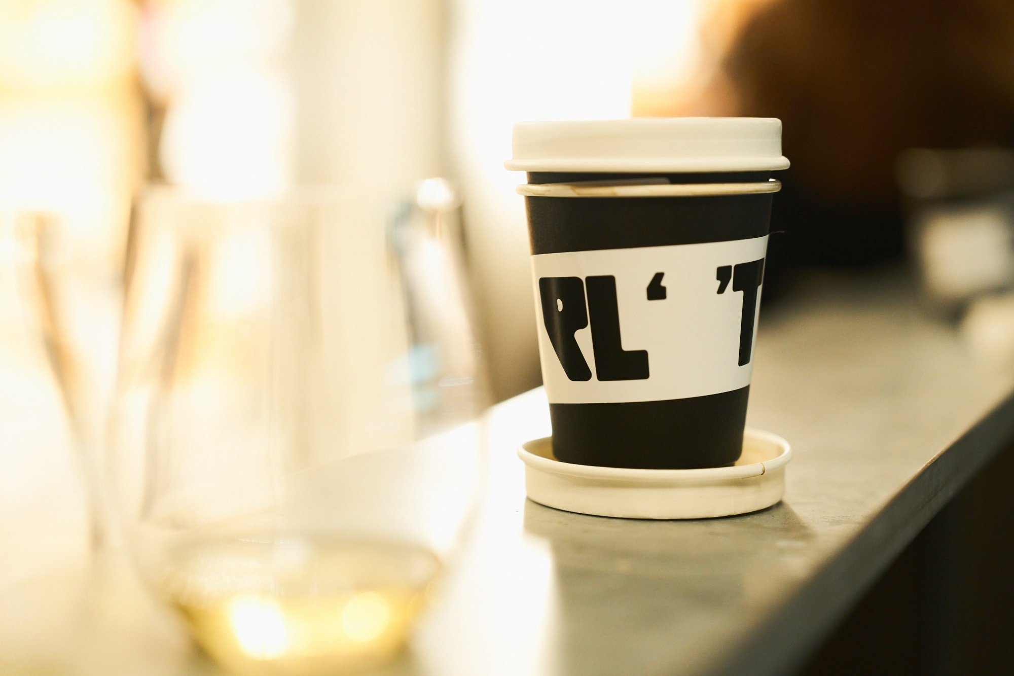 不只是咖啡店!PLOT 將咖啡、自然酒與藝術融合成一場城市故事