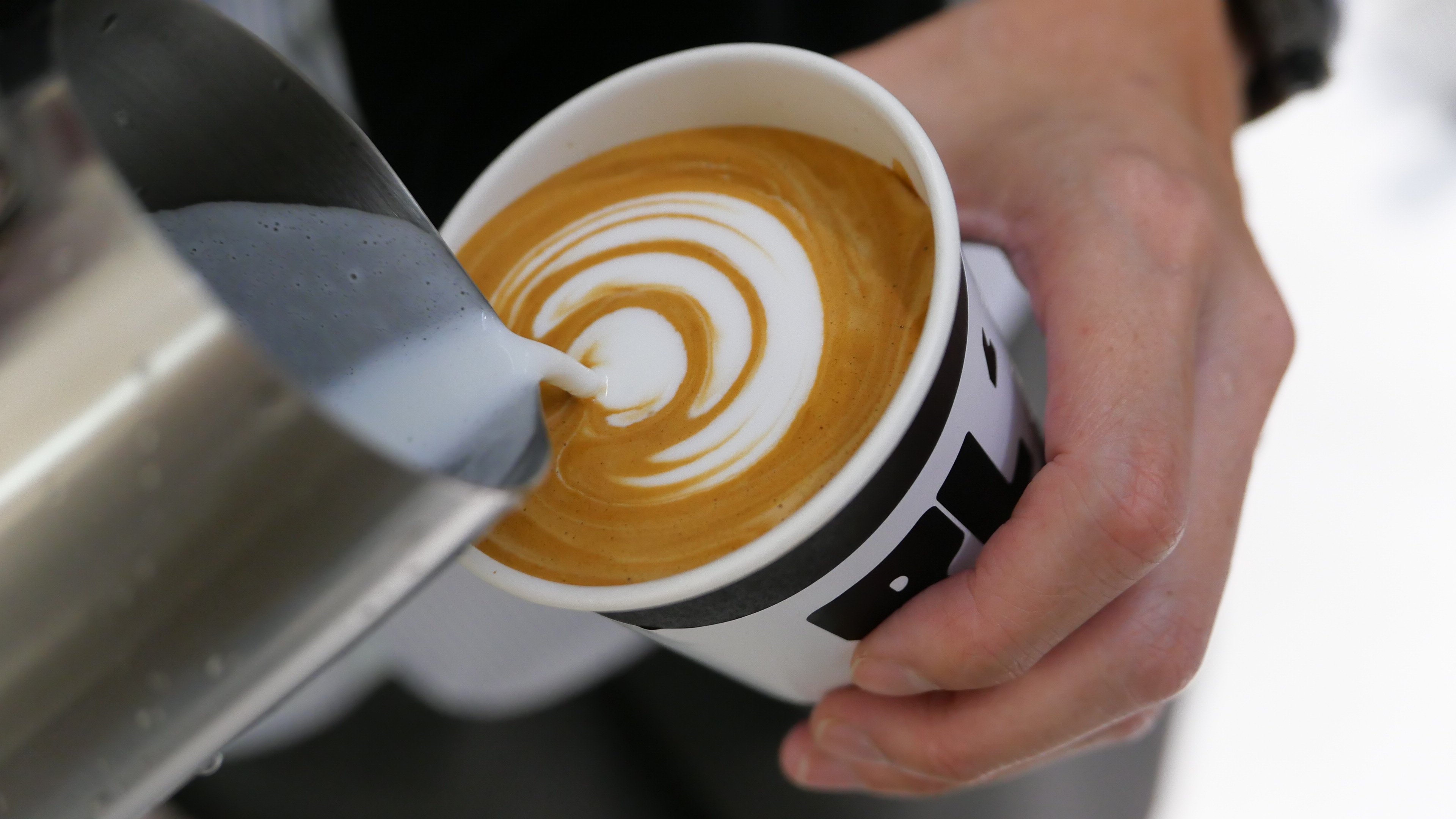 不只是咖啡店!PLOT 將咖啡、自然酒與藝術融合成一場城市故事