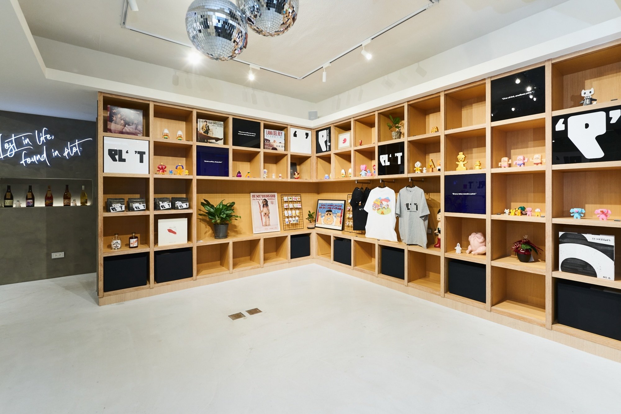 不只是咖啡店!PLOT 將咖啡、自然酒與藝術融合成一場城市故事