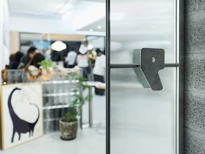 不只是咖啡店！PLOT 將咖啡、自然酒與藝術融合成一場城市故事