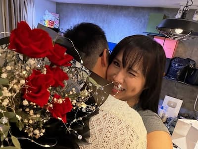 YTR 黃小愛戀愛放閃！IG 甜吻男友泡湯照曝光：「想把別人情侶做的事都補回來！」