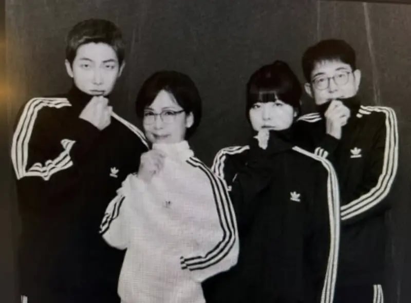 防彈少年團 RM 曬黑白全家福！粉絲驚呼：「基因太強！」