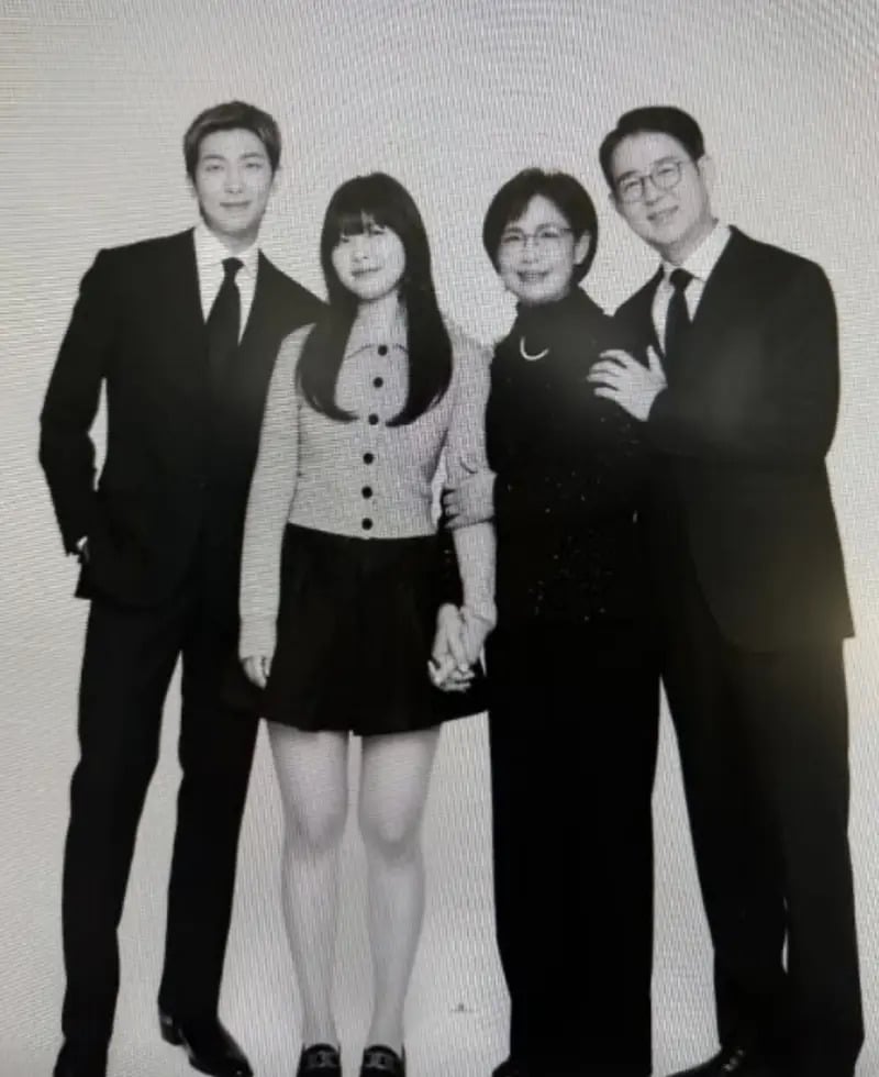 防彈少年團 RM 曬黑白全家福！粉絲驚呼：「基因太強！」