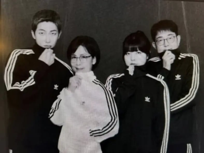 防彈少年團 RM 曬黑白全家福！粉絲驚呼：「基因太強！」