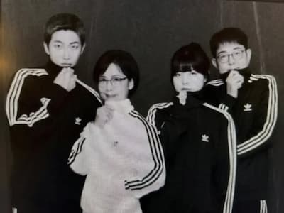 防彈少年團 RM 曬黑白全家福！粉絲驚呼：「基因太強！」