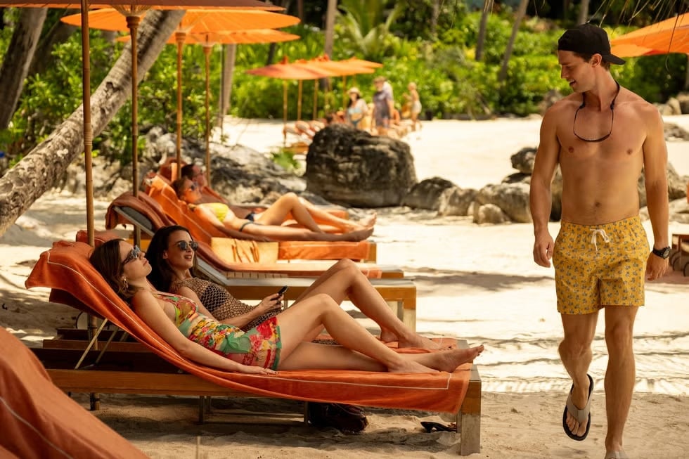 《白蓮花大飯店》艾咪盧伍德 Aimee Lou Wood 回憶穿比基尼拍戲超焦慮！坦言：「對自己過度批判！」