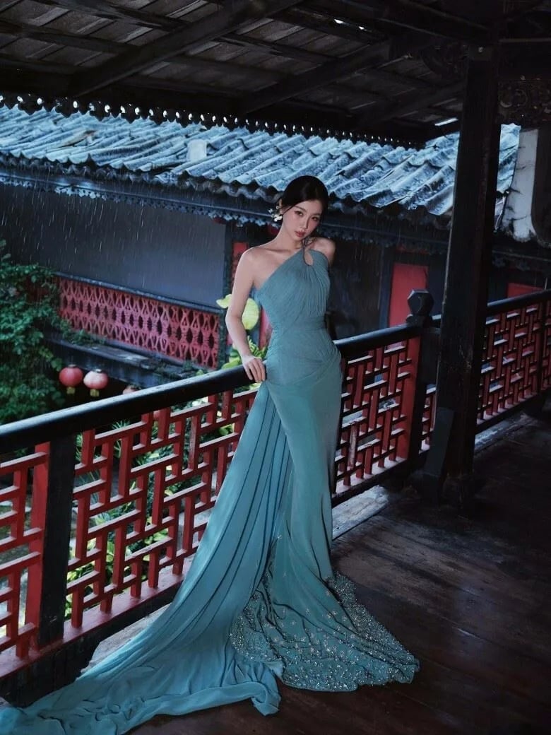 虞書欣泰國國喪期穿藍色禮服惹議！網友怒批：「極度不尊重！」