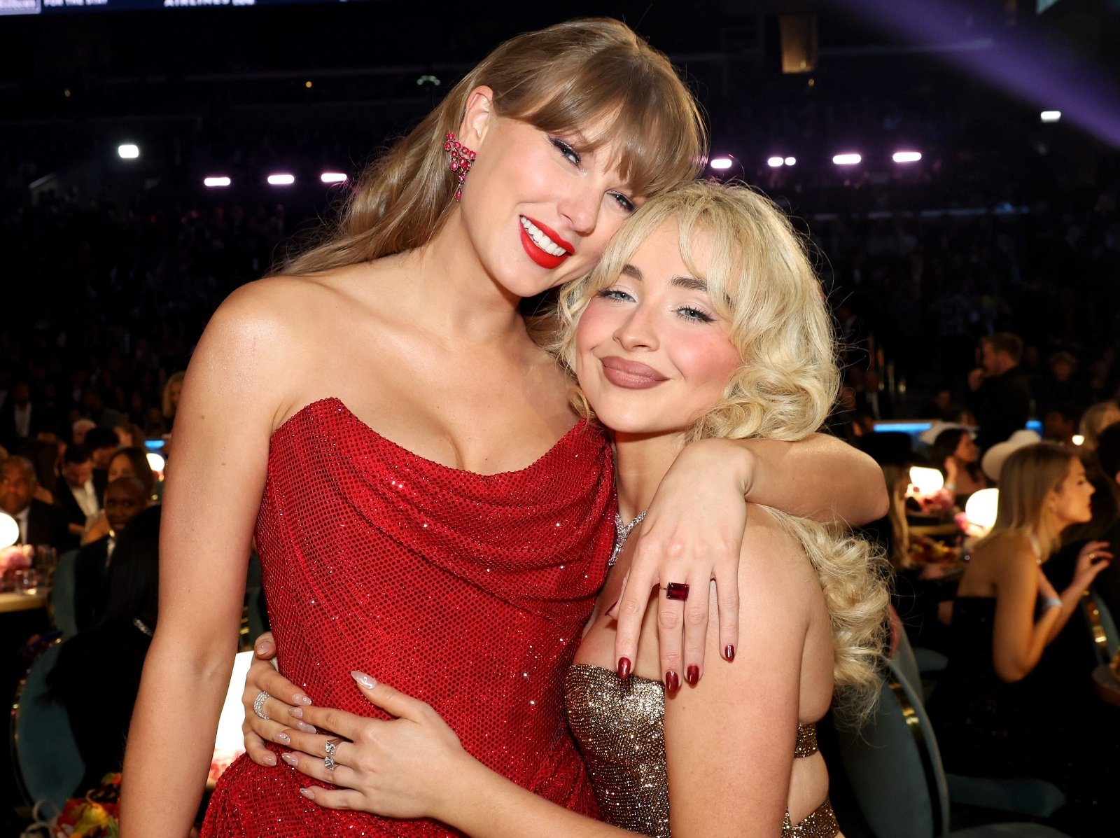 泰勒絲 Taylor Swift、莎賓娜 Sabrina Carpenter 最萌身高差引熱議！網喊：「超可愛的組合！」