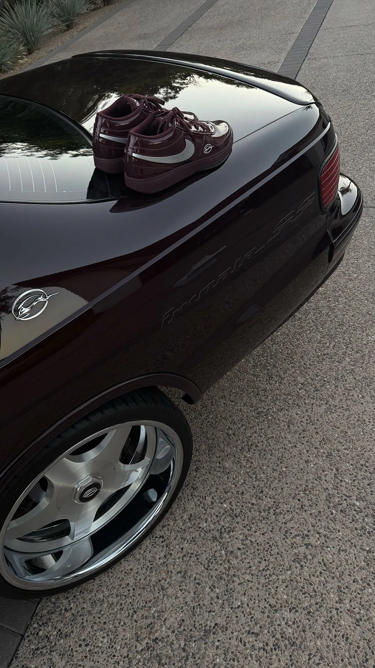 Nike Book 1 全新「雪佛蘭 Impala SS」限定配色曝光！酒紅色調＋漆皮光澤置入美到不行！