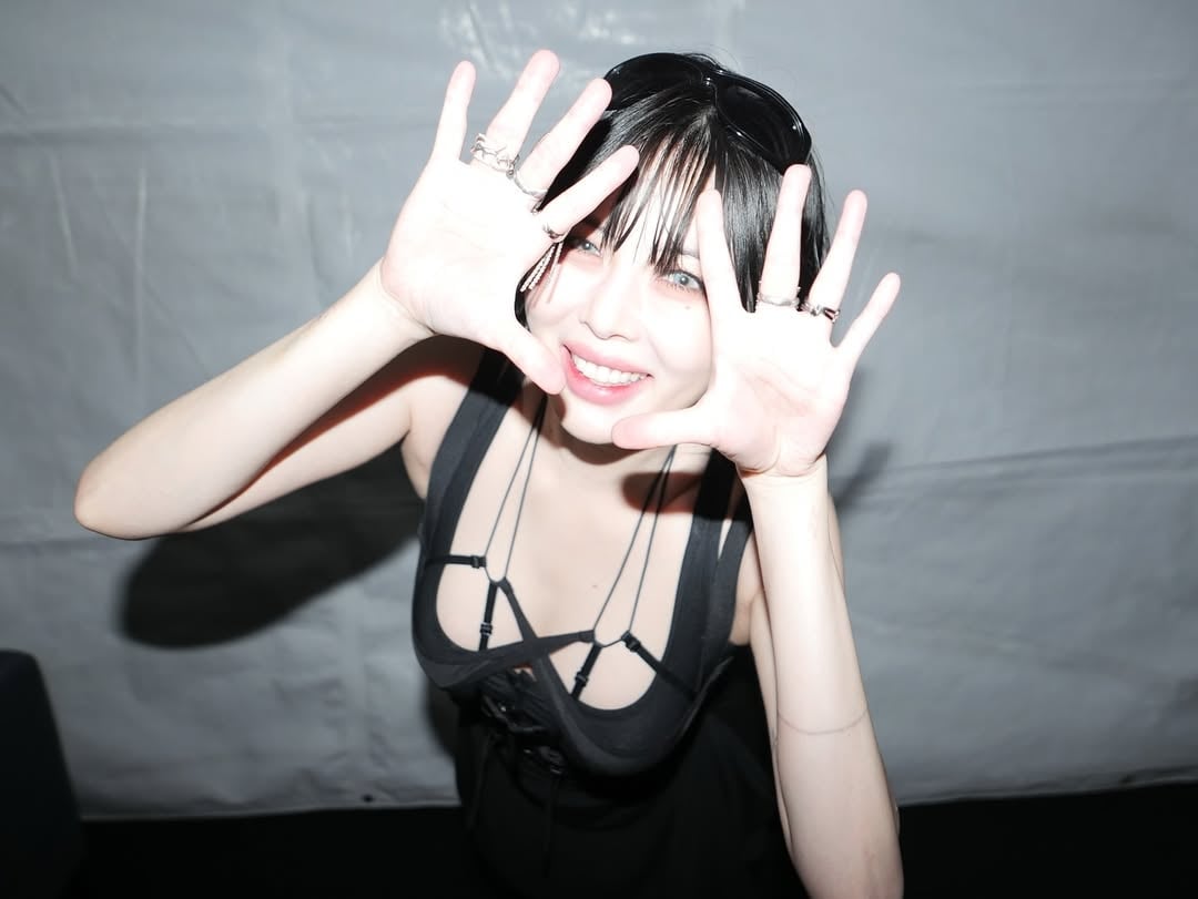 泫雅舞台昏倒、朴春精神狀態惹憂！K-POP 無止境輿論壓力引發討論！