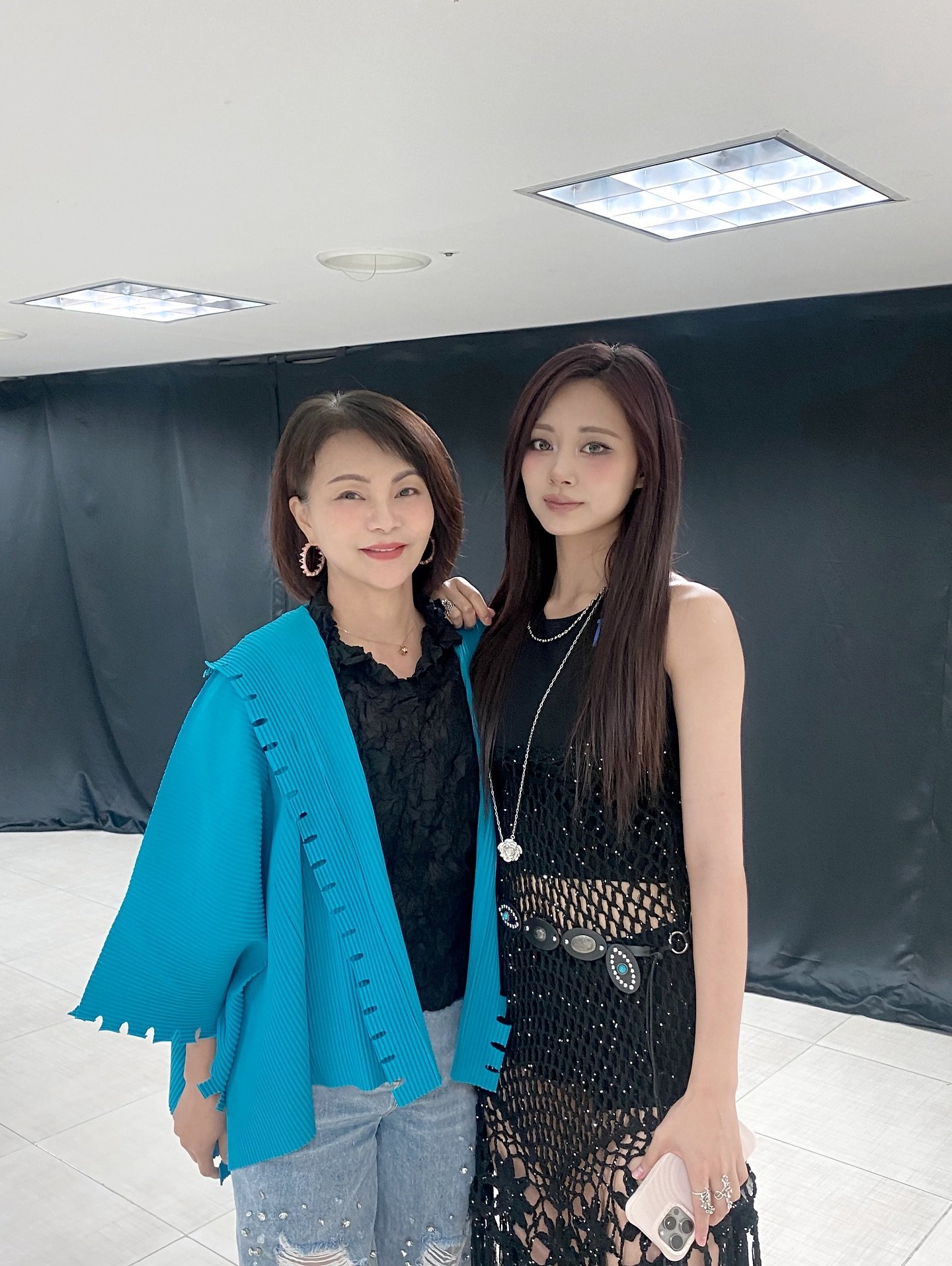 TWICE 高雄演唱會即將開辦！周子瑜和媽媽合照曝光，引網讚：「媽媽也能出道！」