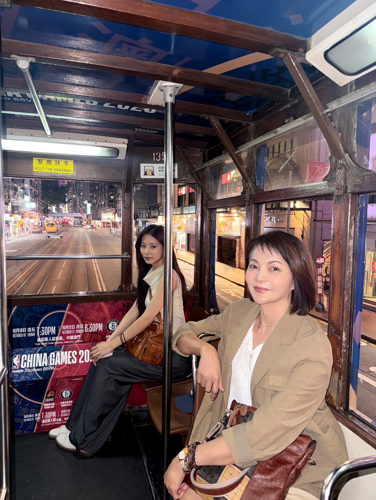 TWICE 高雄演唱會即將開辦！周子瑜和媽媽合照曝光，引網讚：「媽媽也能出道！」