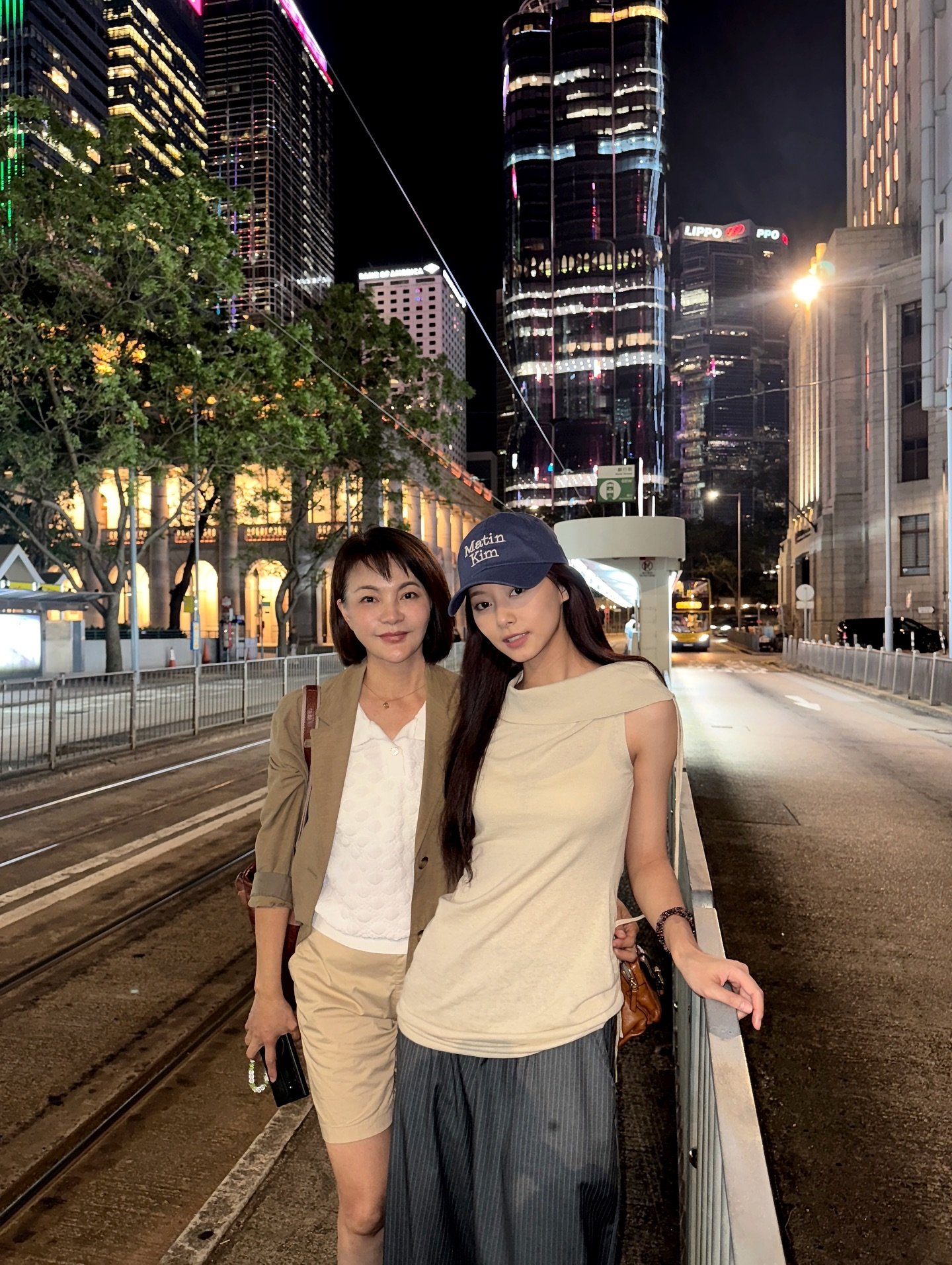 TWICE 高雄演唱會即將開辦！周子瑜和媽媽合照曝光，引網讚：「媽媽也能出道！」