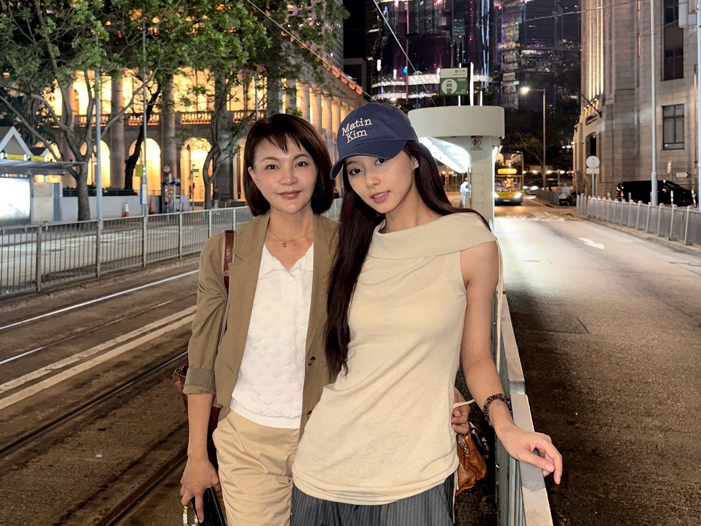 TWICE 高雄演唱會即將開辦！周子瑜和媽媽合照曝光，引網讚：「媽媽也能出道！」