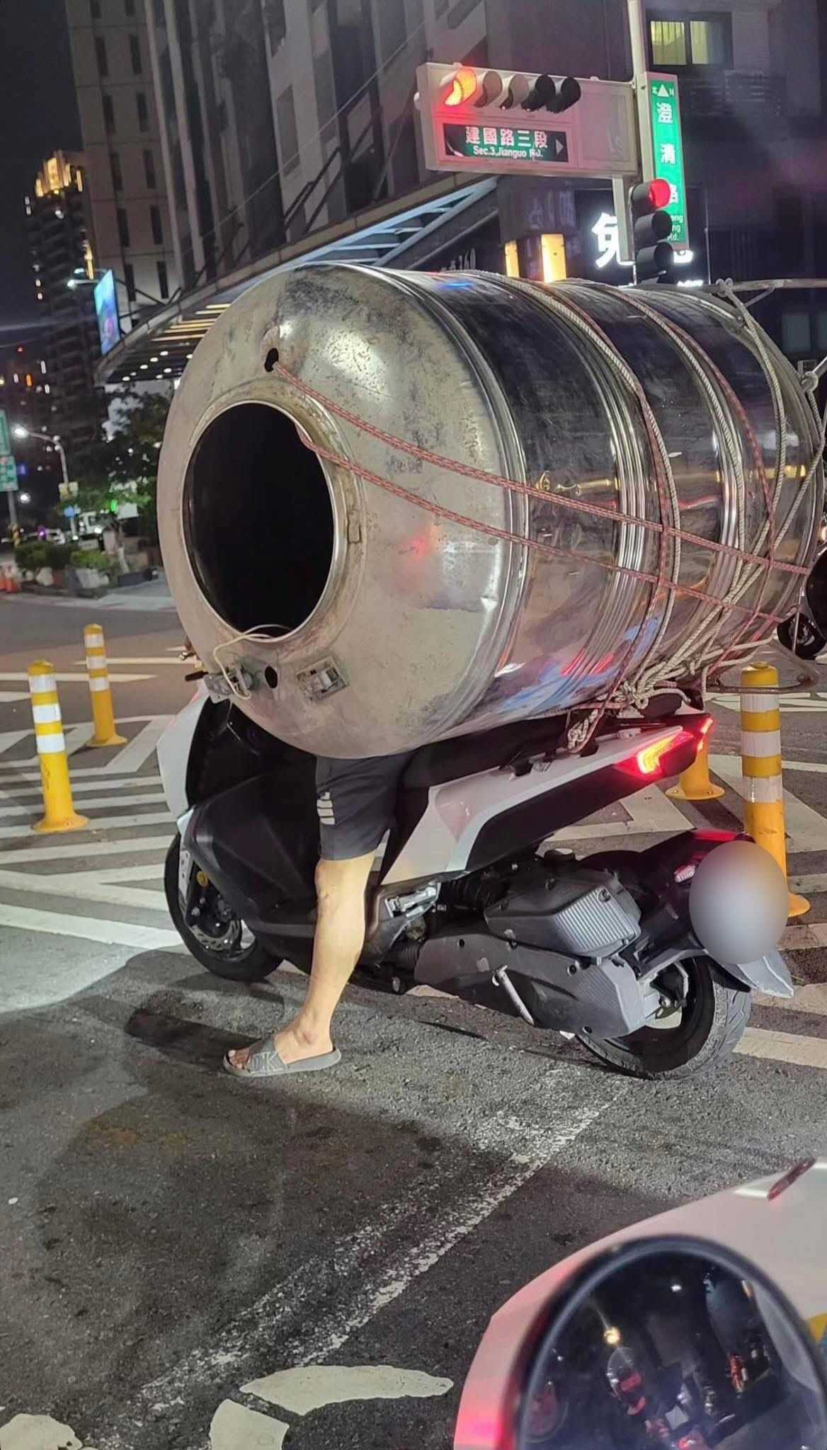 盤點台灣人騎機車載過最誇張的 10 大物品：床架、充氣游泳池⋯簡直沒有極限！