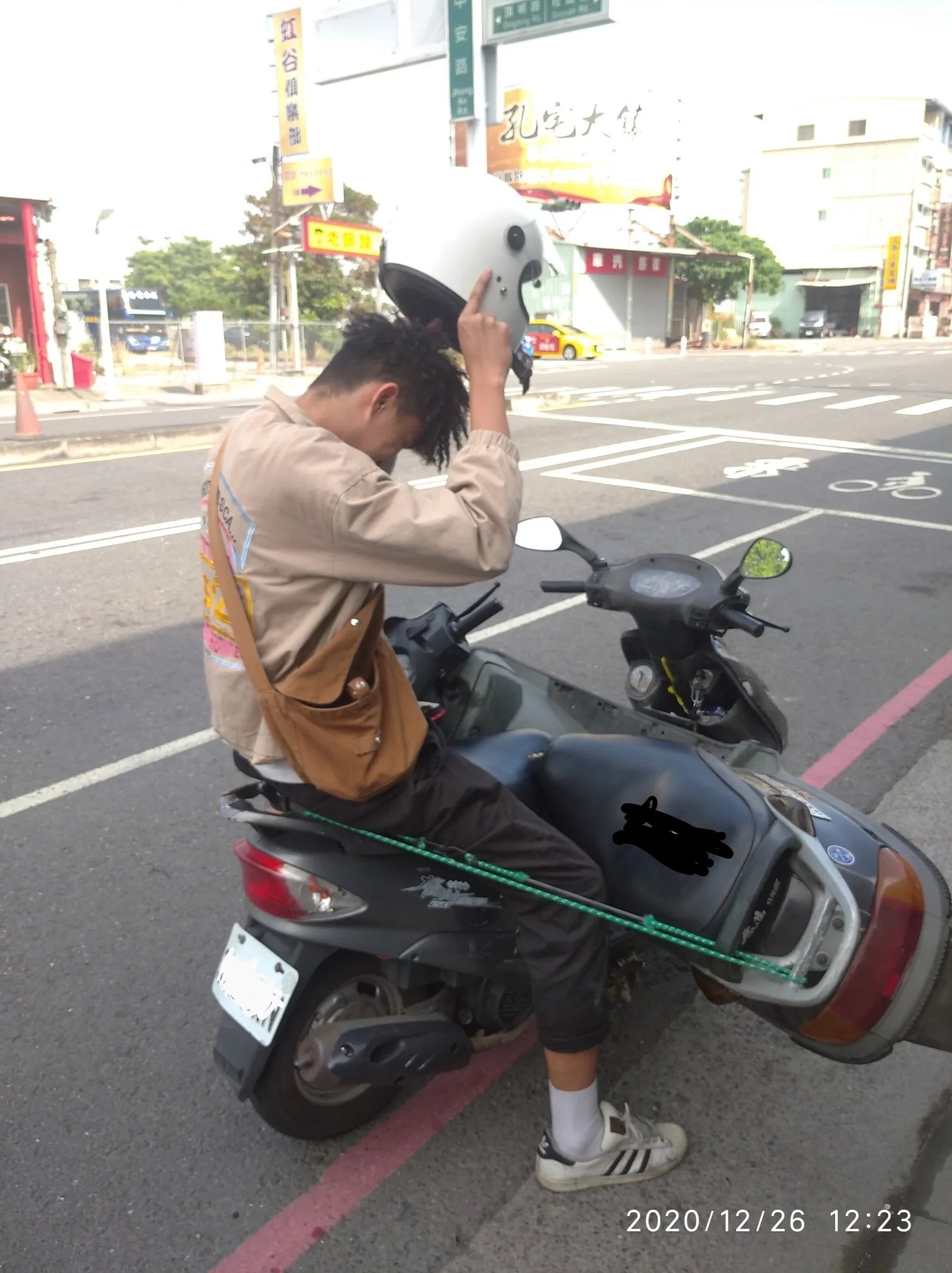 盤點台灣人騎機車載過最誇張的 10 大物品：床架、充氣游泳池⋯簡直沒有極限！