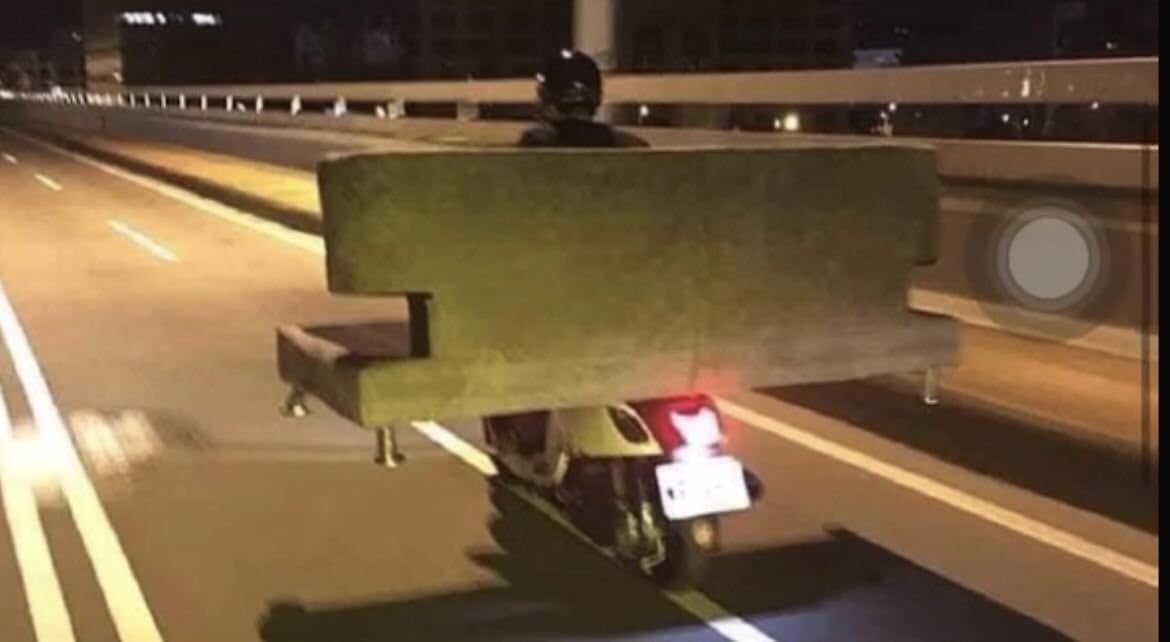 盤點台灣人騎機車載過最誇張的 10 大物品：床架、充氣游泳池⋯簡直沒有極限！