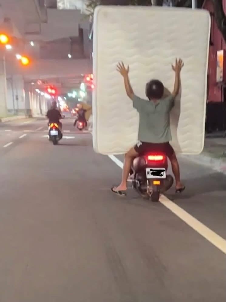 盤點台灣人騎機車載過最誇張的 10 大物品：床架、充氣游泳池⋯簡直沒有極限！