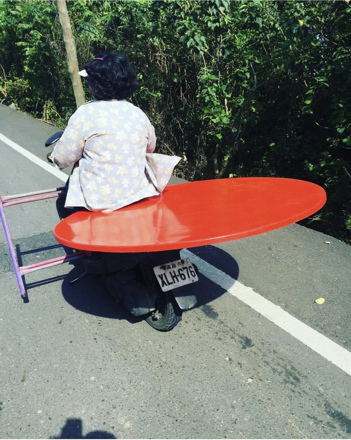 盤點台灣人騎機車載過最誇張的 10 大物品：床架、充氣游泳池⋯簡直沒有極限！