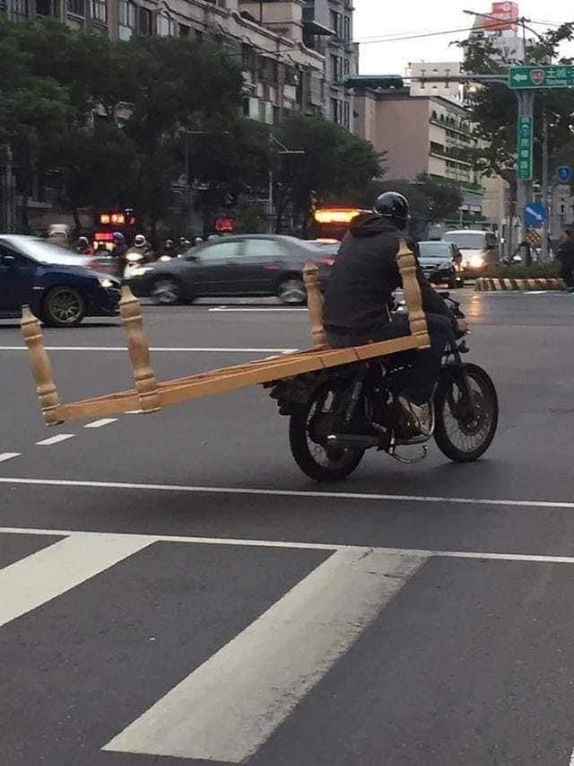 盤點台灣人騎機車載過最誇張的 10 大物品：床架、充氣游泳池⋯簡直沒有極限！