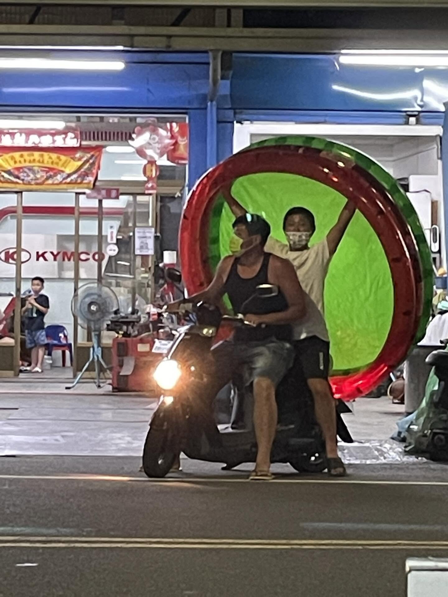 盤點台灣人騎機車載過最誇張的 10 大物品：床架、充氣游泳池⋯簡直沒有極限！