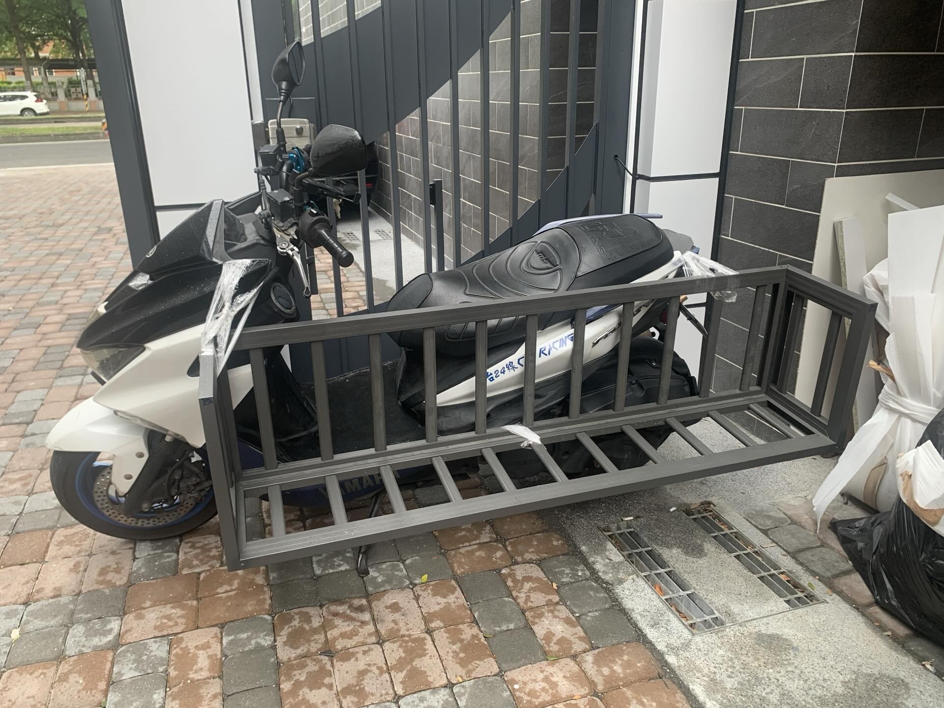 盤點台灣人騎機車載過最誇張的 10 大物品：床架、充氣游泳池⋯簡直沒有極限！