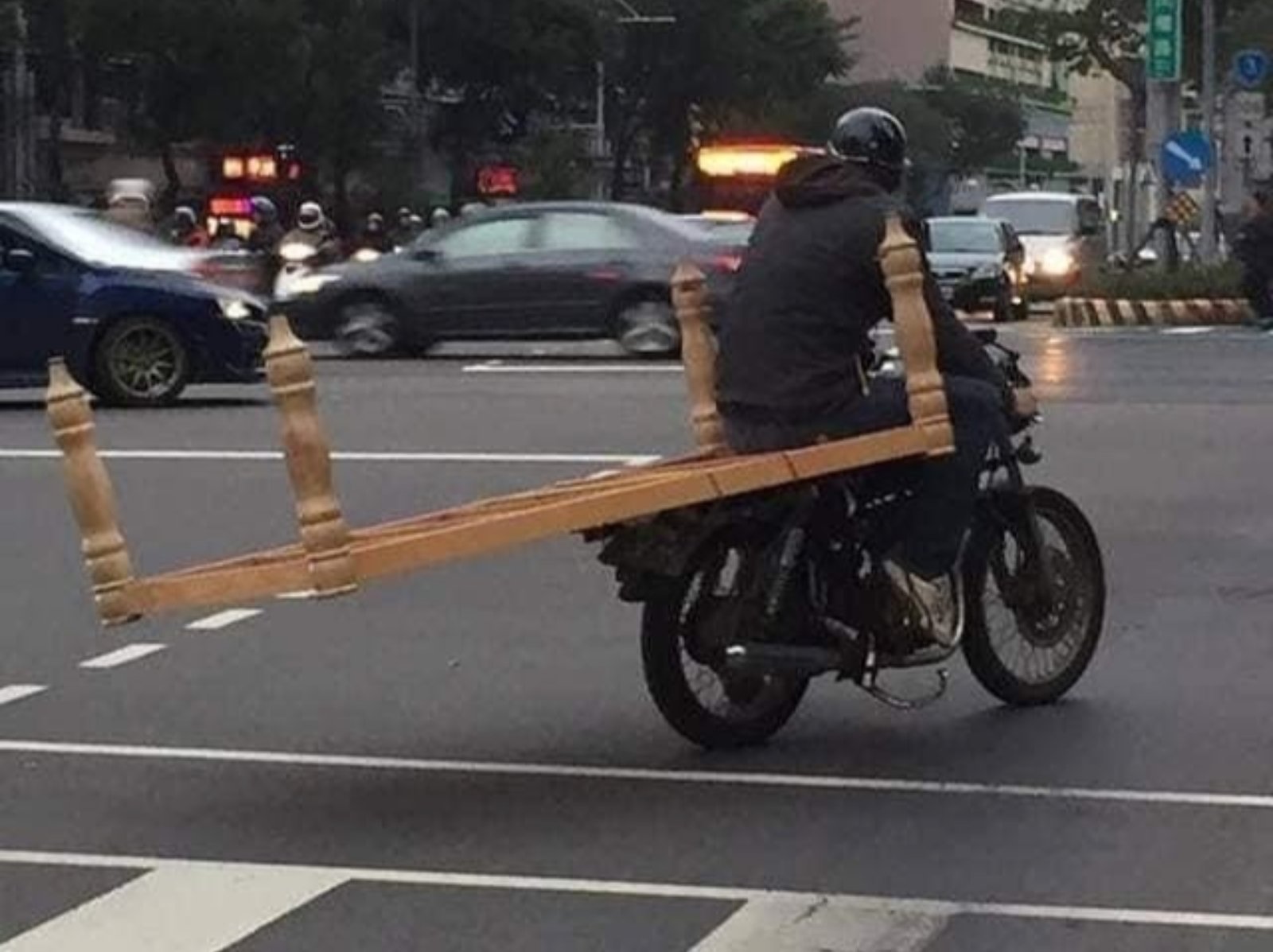 盤點台灣人騎機車載過最誇張的 10 大物品：床架、充氣游泳池⋯簡直沒有極限！