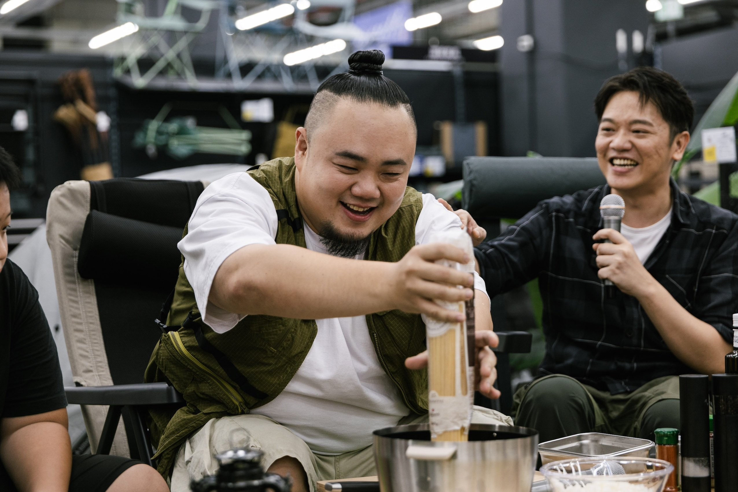 迪卡儂年度壓軸「野迪祭」登場!「廢男團」大淵、索艾克帶你 5 分鐘變身露營廚神!