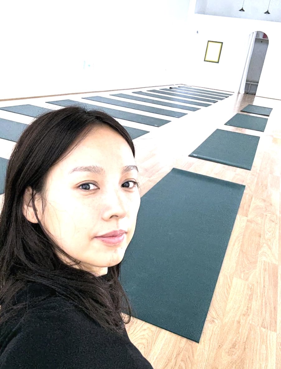 李孝利開瑜伽館親授課！學員頻摔倒她霸氣回：「沒關係我有錢！」