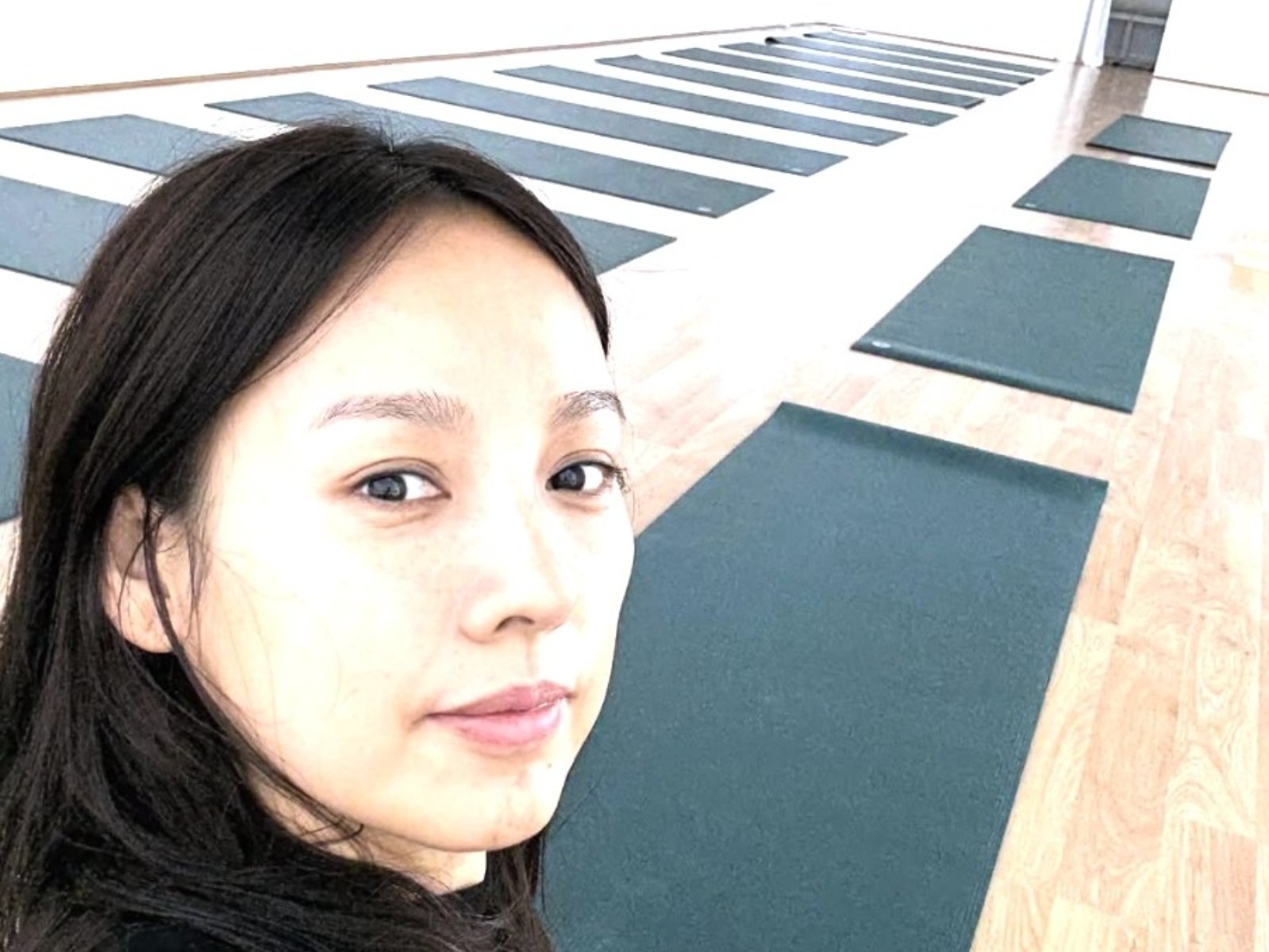 李孝利開瑜伽館親授課！學員頻摔倒她霸氣回：「沒關係我有錢！」