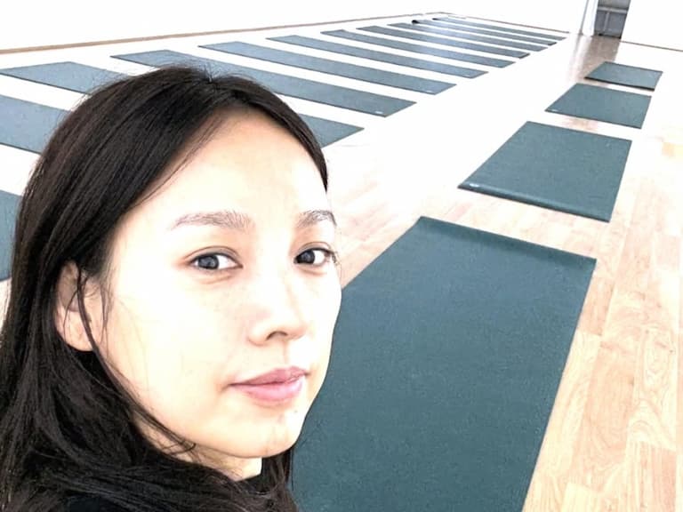 李孝利開瑜伽館親授課！學員頻摔倒她霸氣回：「沒關係我有錢！」