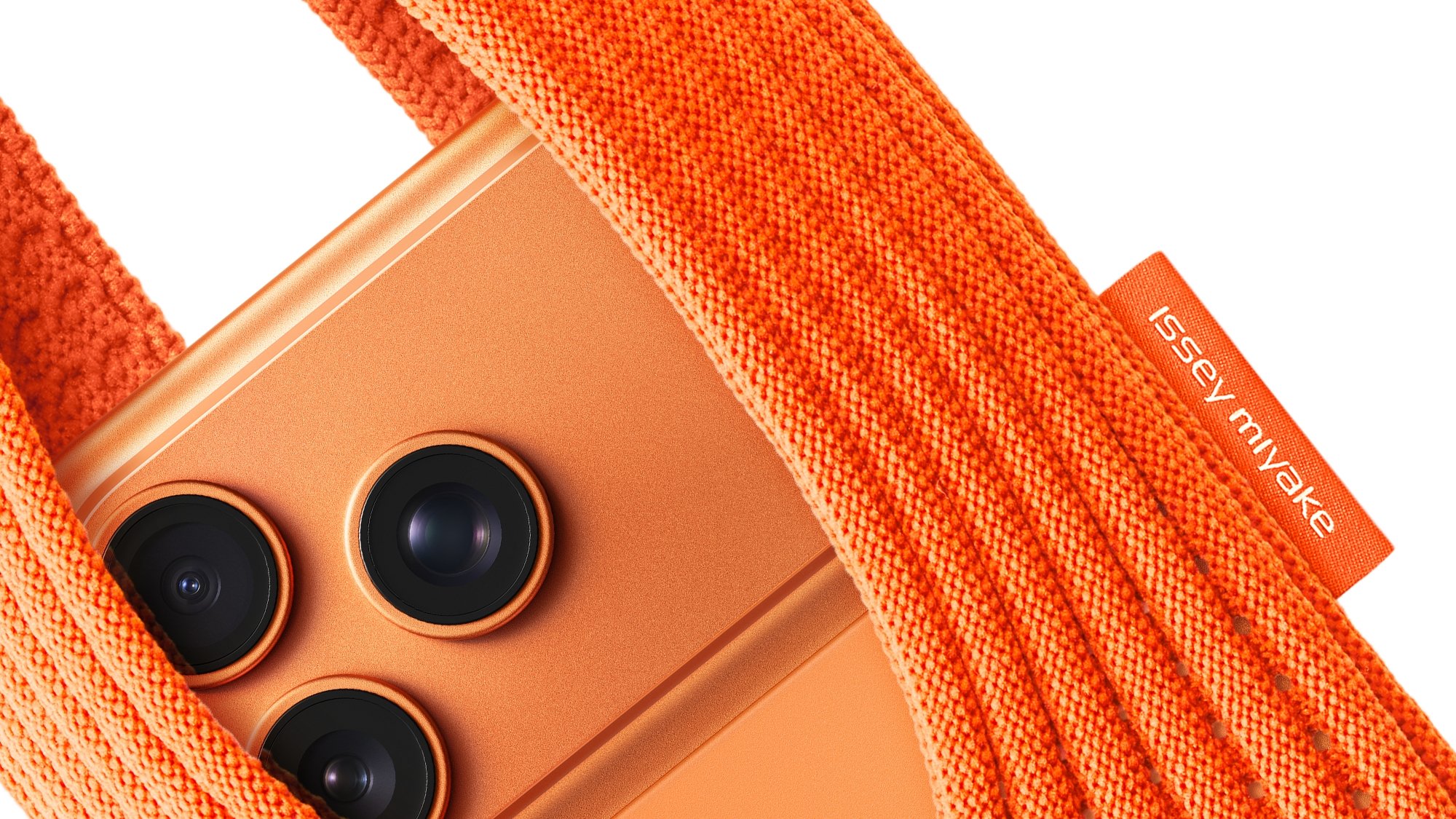 三宅一生 x Apple 聯名限量登場！「iPhone Pocket」用一塊布重新定義科技與穿搭