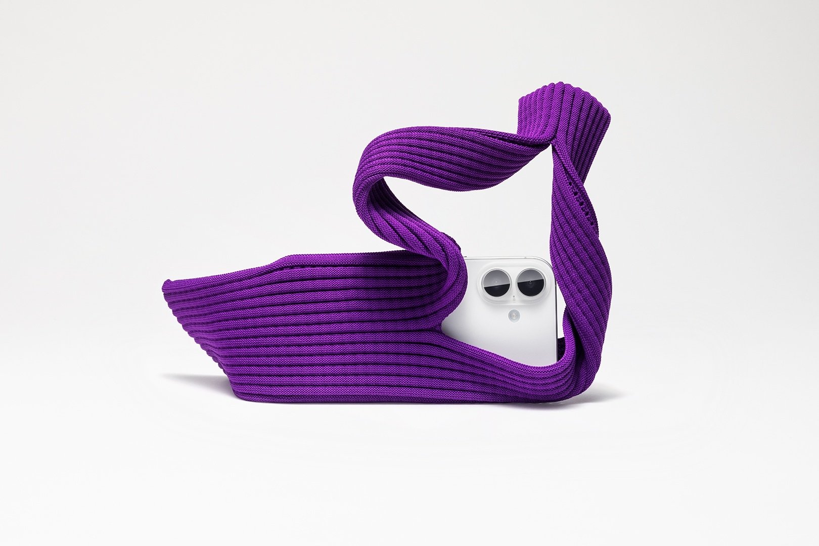 三宅一生 x Apple 聯名限量登場！「iPhone Pocket」用一塊布重新定義科技與穿搭