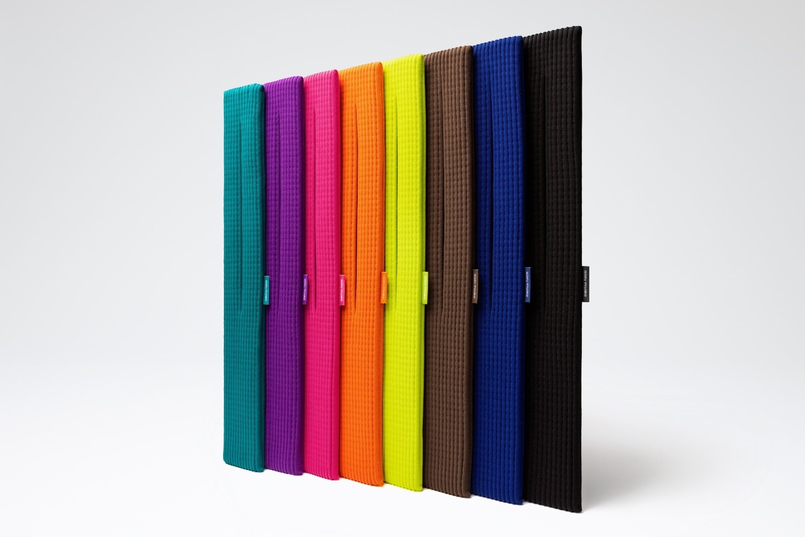 三宅一生 x Apple 聯名限量登場！「iPhone Pocket」用一塊布重新定義科技與穿搭