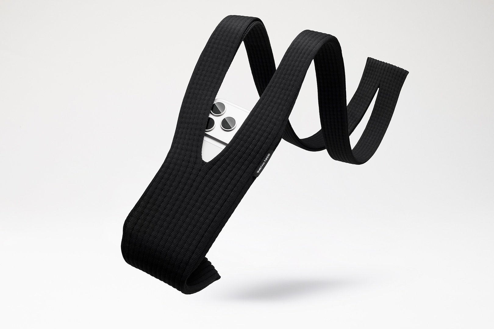 三宅一生 x Apple 聯名限量登場！「iPhone Pocket」用一塊布重新定義科技與穿搭