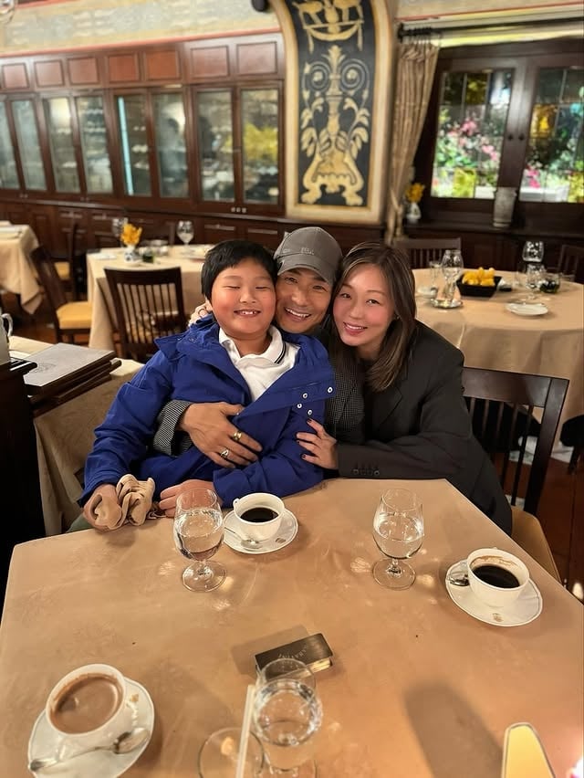 杜德偉和老婆李曉冰結婚 13 年!曬甜蜜合照引網驚:「看不出 63 歲!」