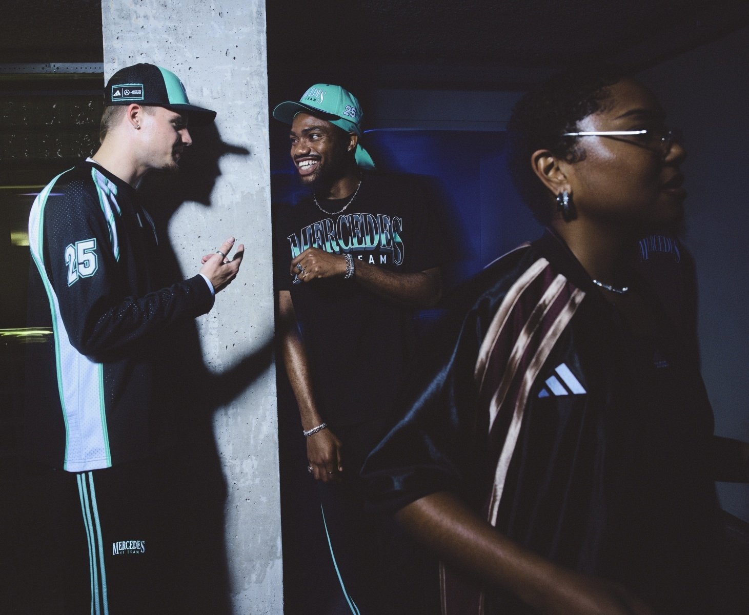 adidas 攜手賓士 F1車隊發表拉斯維加斯大獎賽系列!致敬千禧年風格再掀 Racecore 賽車穿搭熱潮!