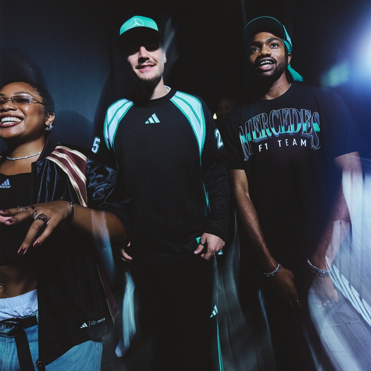 adidas 攜手賓士 F1車隊發表拉斯維加斯大獎賽系列!致敬千禧年風格再掀 Racecore 賽車穿搭熱潮!