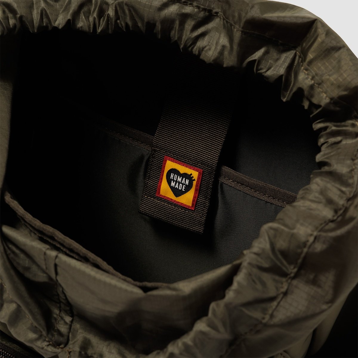 2025 六款機能後背包推薦！上班族必備，雨天通勤與都市穿搭都完美兼顧！