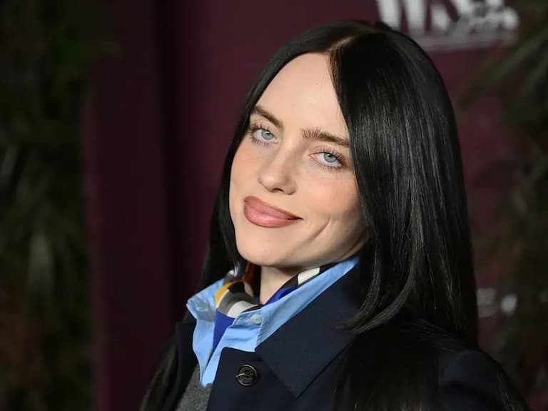 怪奇比莉 Billie Eilish IG 轟馬斯克囤財不做公益！痛批：「錢多卻不救人！」